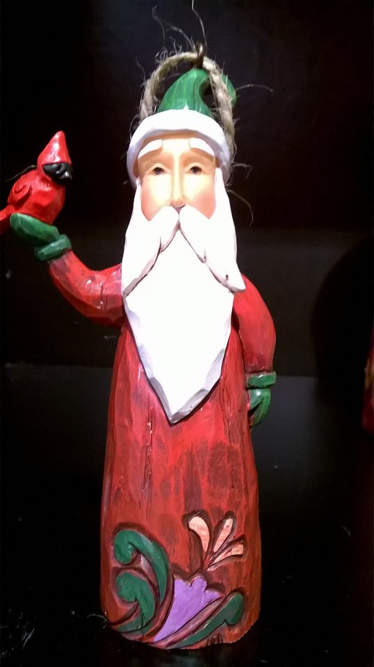 Folklore Santa mit rotem Vogel von Jim Shore