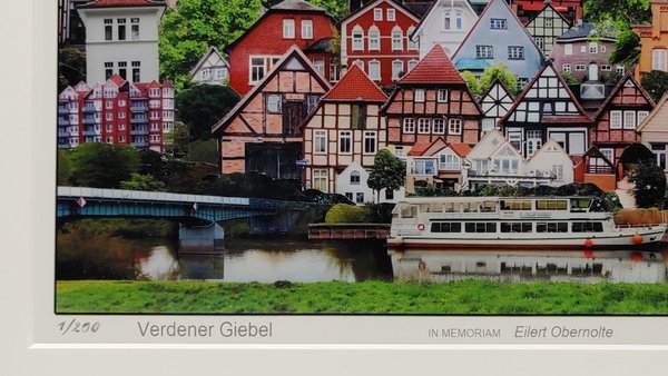 "Verdener Giebel - in Memoriam Eilert Obernolte" von Jürgen Hold - Standard-Rahmung mit Museumsglas